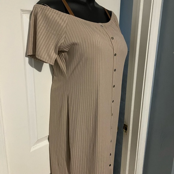NWT Off The Shoulder Dress. - Picture 2 of 5